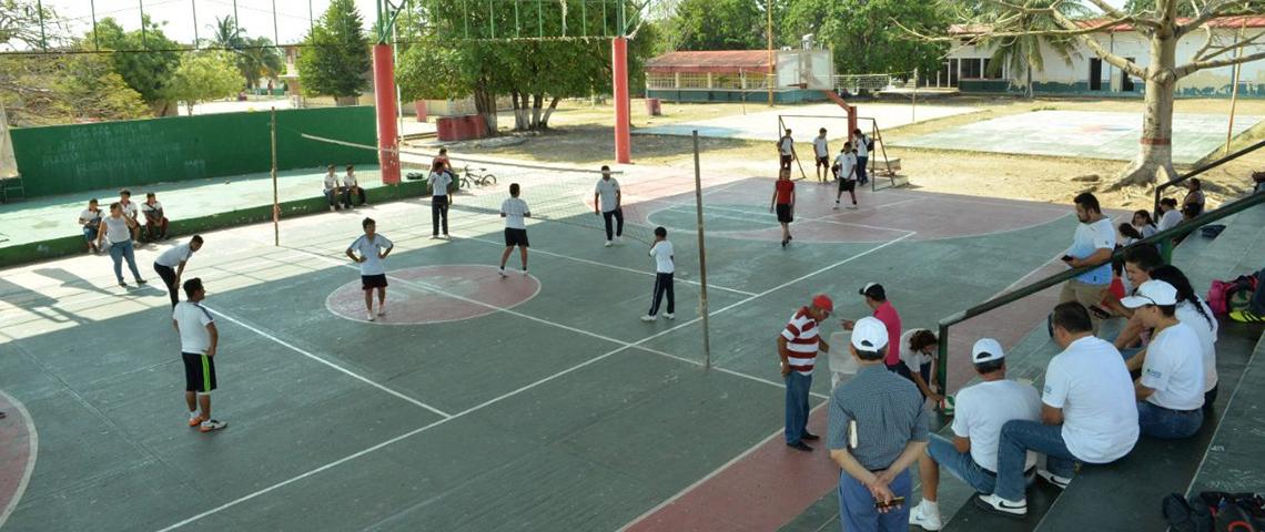 Alumnos y padres reconocen el compromiso del gobernador Carlos Joaquín con una educación integral