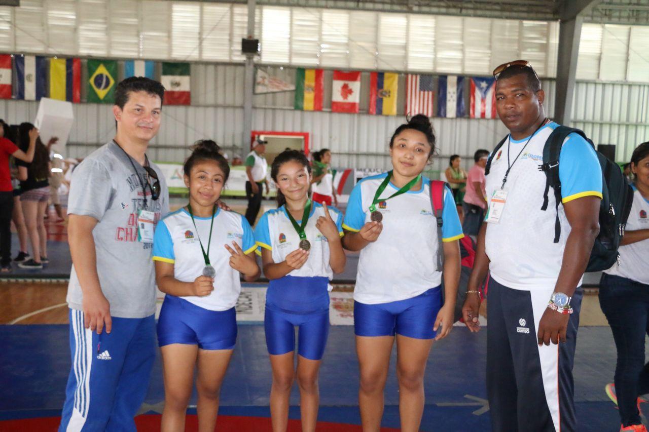 ATLETAS DE LUCHAS CON BOLETOS PARA OLIMPIADA NACIONAL