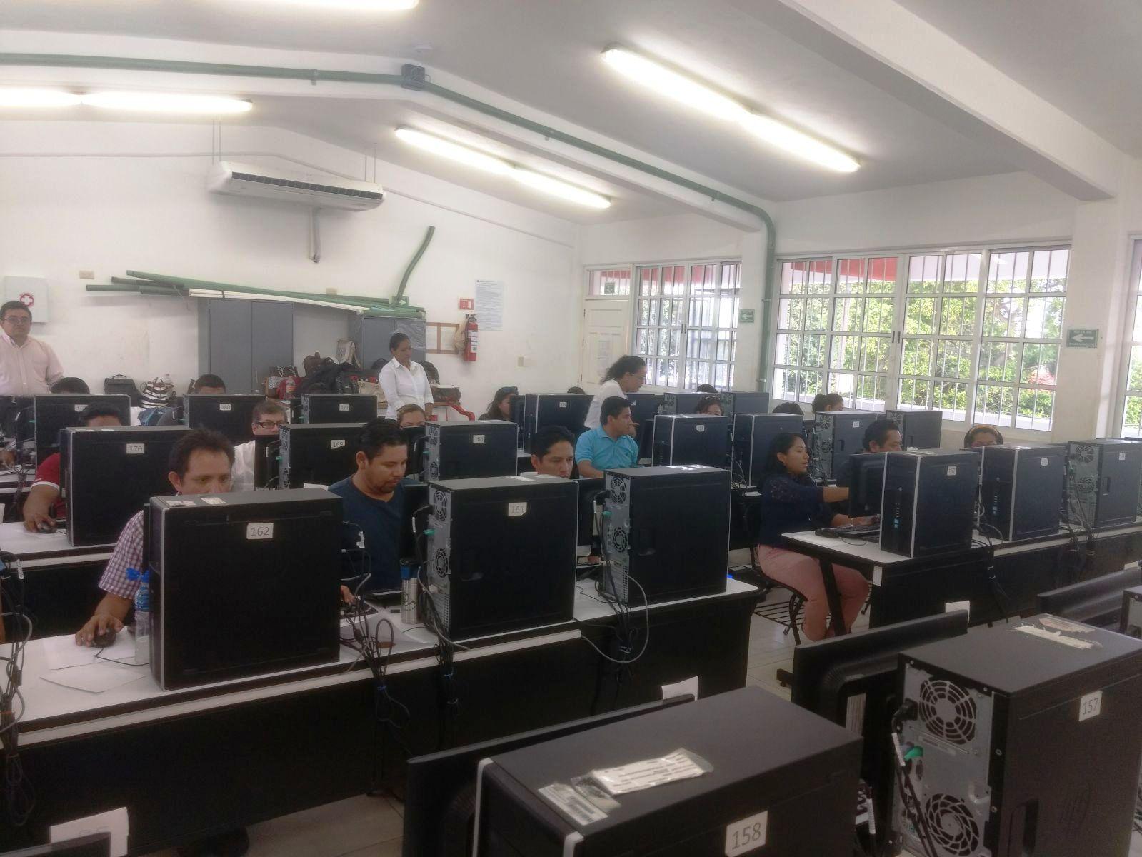 Aplican evaluación a 295 sustentantes que buscan ser maestros de educación media superior