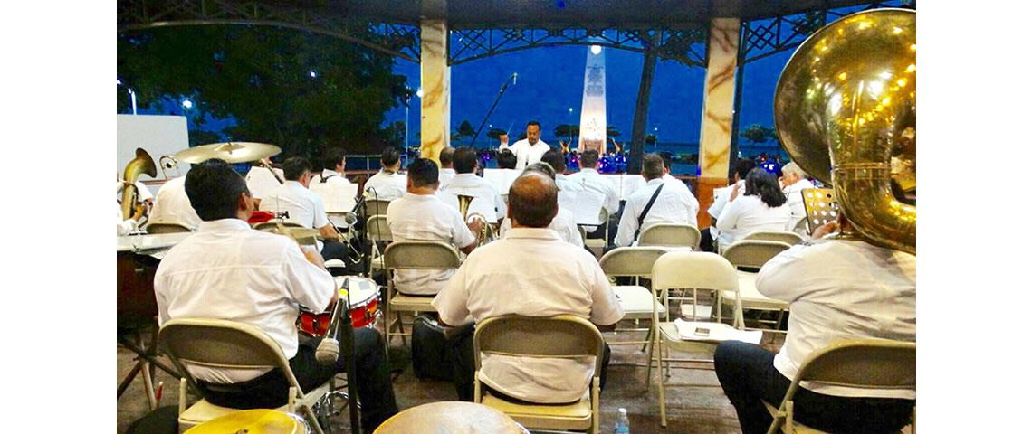 Acudimos a la presentación de la Banda de Música que deleitó nuevamente a cientos de chetumaleños y visitantes de otras latitudes...