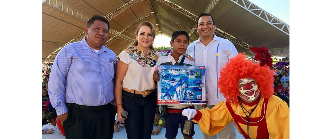 Festejamos con la Primera Dama Gaby Rejón y el Sistema DIF Quintana Roo el Día del Niñ@ en la comunidad de Javier Rojo Gómez, en el escenario "El Castillo Mágico de las Niñas y los Niños" que la dirección de Servicios Generales armó y detalló.