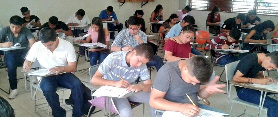 Aplican examen de admisión para aspirantes a un espacio en educación media superior