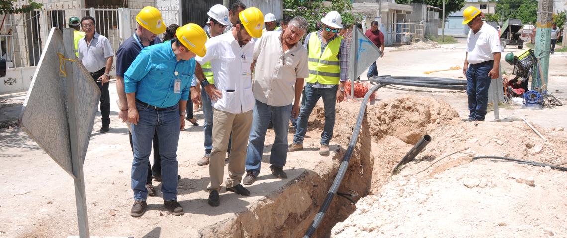 Chetumal.- La Comisión de Agua Potable y Alcantarillado (CAPA) analiza el uso de mejores técnicas y procedimientos de sustitución de tuberías de distribución de agua potable, que permitan eficientar los procesos constructivos de las obras que se realizarán en Chetumal; como parte de las acciones del Gobierno de Carlos Joaquín para rescatar a la paraestatal con más y mejores servicios para la capital del Estado.  El director general de la CAPA, Gerardo Mora, informó que se analiza un método de proceso constr