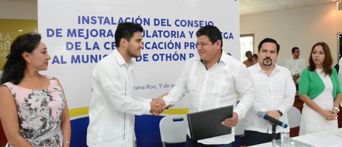 *Instalan Consejo Municipal de Mejora Regulatoria de Othón P. Blanco Chetumal.- El coordinador general de Estados y Municipios de la Comisión Federal de Mejora Regulatoria (COFEMER), Ramón Archila Marín, y el subsecretario de Desarrollo Económico Pedro Chargoy, en representación de la titular de la Secretaría de Desarrollo Económico (SEDE) Rosa Elena Lozano, instalaron el Consejo de Mejora Regulatoria de Othón P. Blanco. En ese mismo acto, se entregó al presidente municipal Luis Torres Llanes la distinción