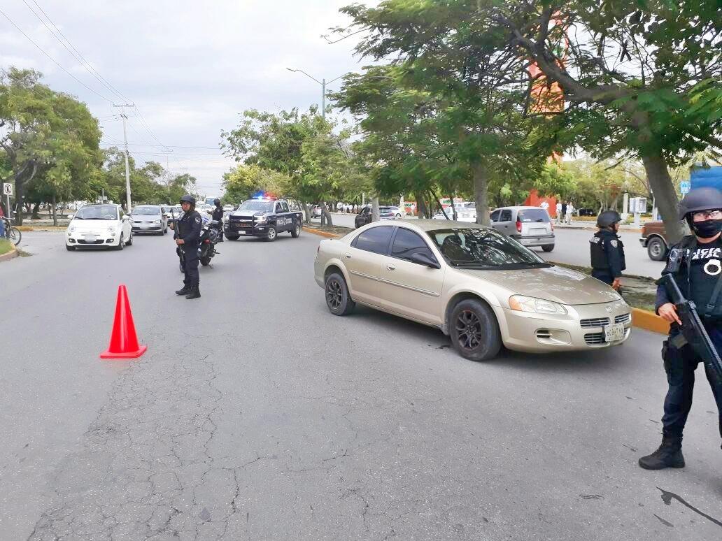 POLICÍA ESTATAL DETUVO EN CANCÚN A UNA PERSONA Y ASEGURÓ PAQUETES CON SUSTANCIA SIMILAR A LA MARIHUANA