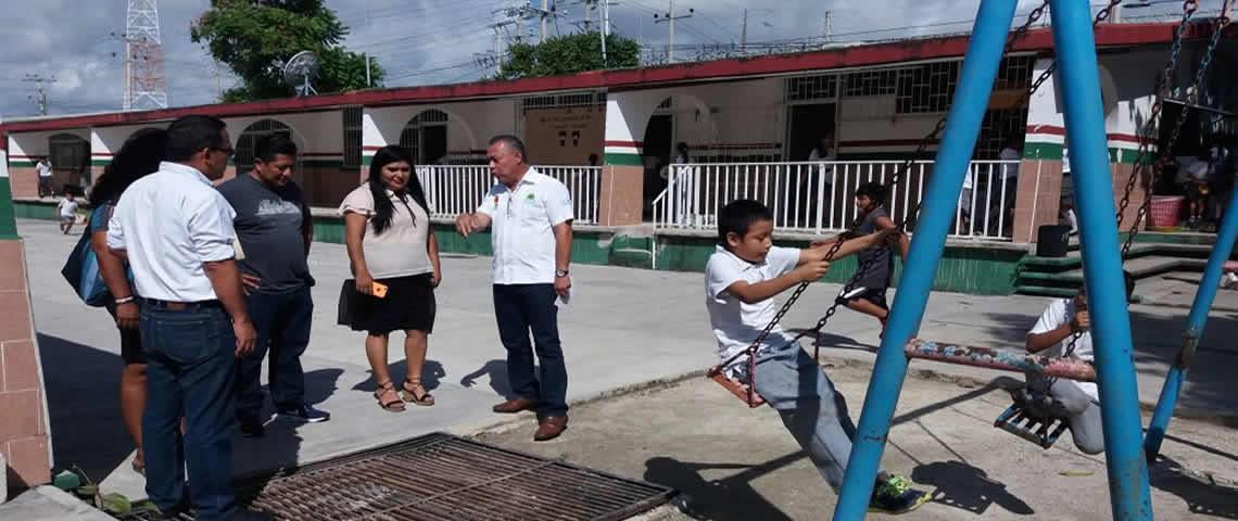 Respuesta inmediata a peticiones al Gobernador Carlos Joaquín, de la audiencia pública "Platícale al Gobernador" en la ciudad de Cancún por parte del Director General del IFEQROO Abraham Rodríguez Herrera.