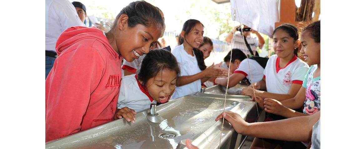 El Instituto Nacional de la Infraestructura Física Educativa (INIFED) a través del IFEQROO instalara 162 bebederos escolares en ocho municipios en Quintana Roo anunció Abraham Rodríguez Herrera, director general del organismo descentralizado