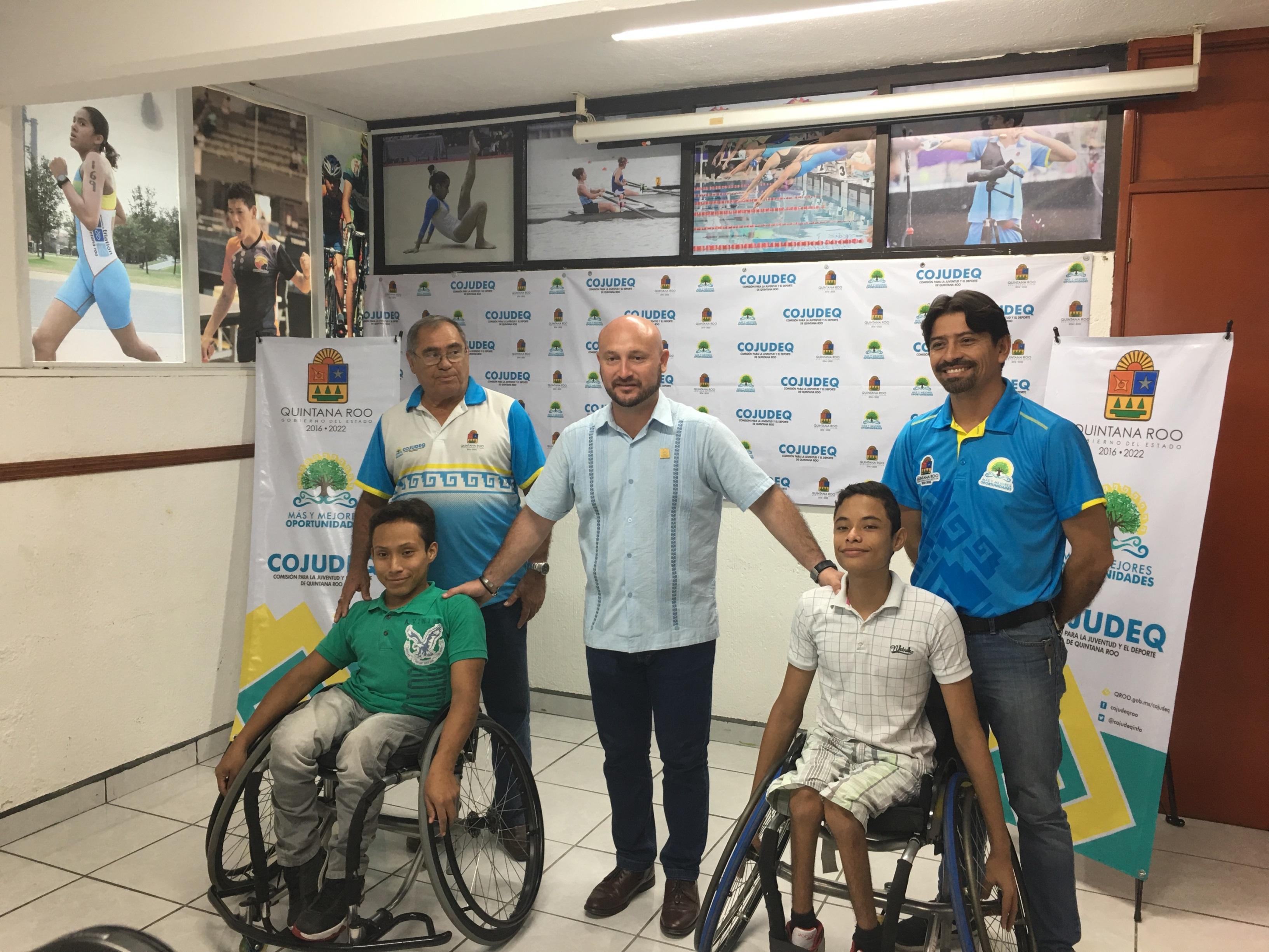 Se entrega silla de ruedas a basquetbolistas