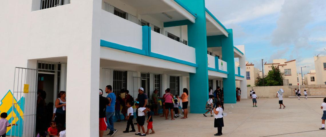 En la escuela primaria “José Pablo Moncayo” se construyeron cinco aulas didácticas y módulo de dirección en el     Edificio  “B”, con una inversión de cuatro millones 169 mil pesos. Beneficiando a 105 alumnos que asisten al plantel.