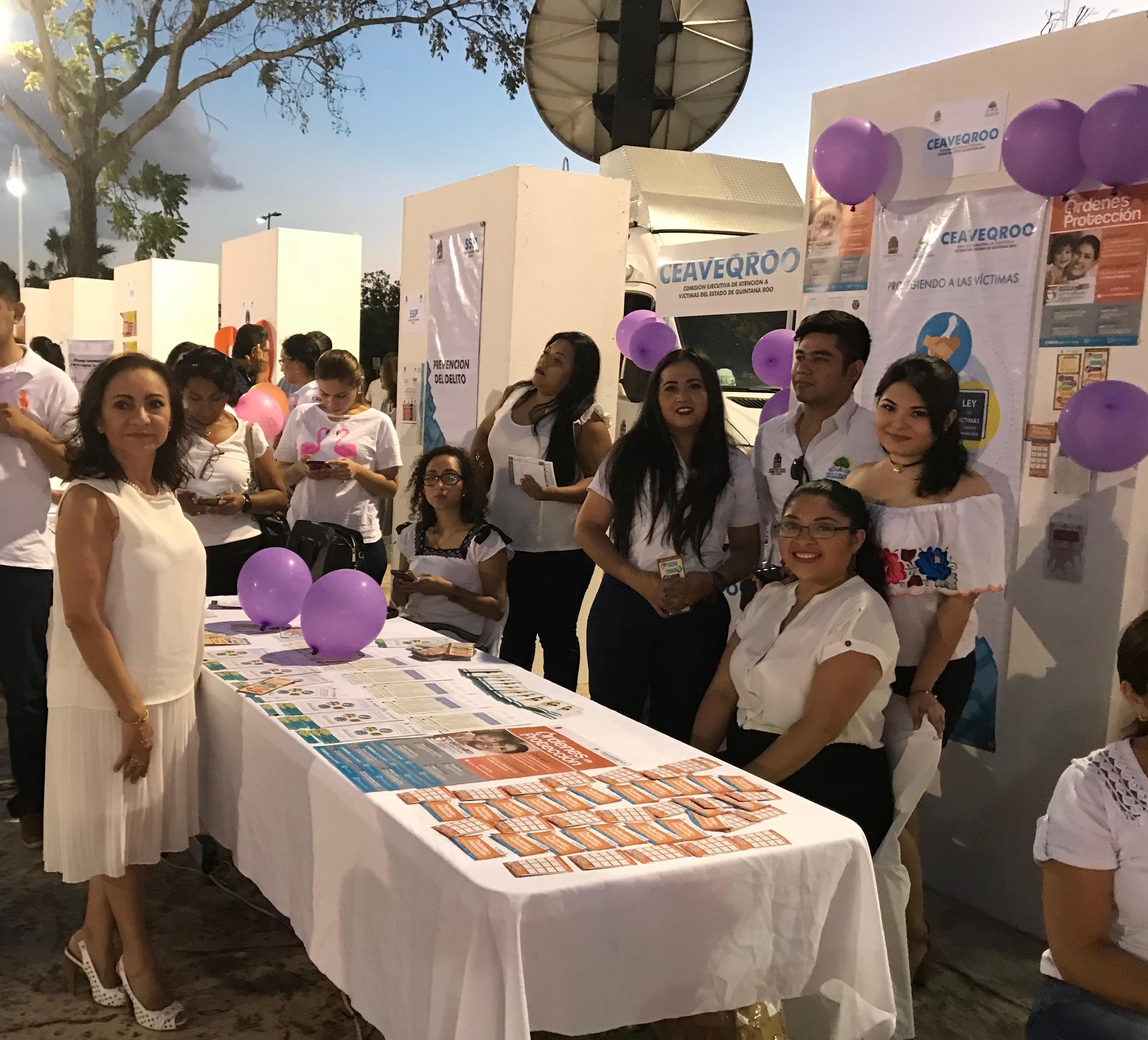 Equipo de la CEAVEQROO en la Feria de la Mujer