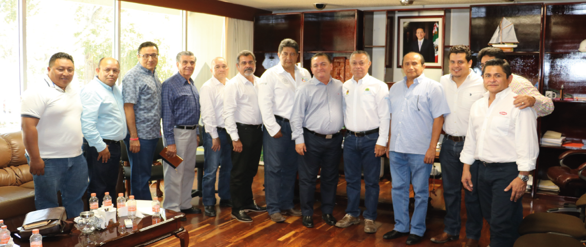 Visita de los integrantes del comité de la delegación de la Cámara Nacional de la Industria de la Construcción (CMIC) al director general del IFEQROO.