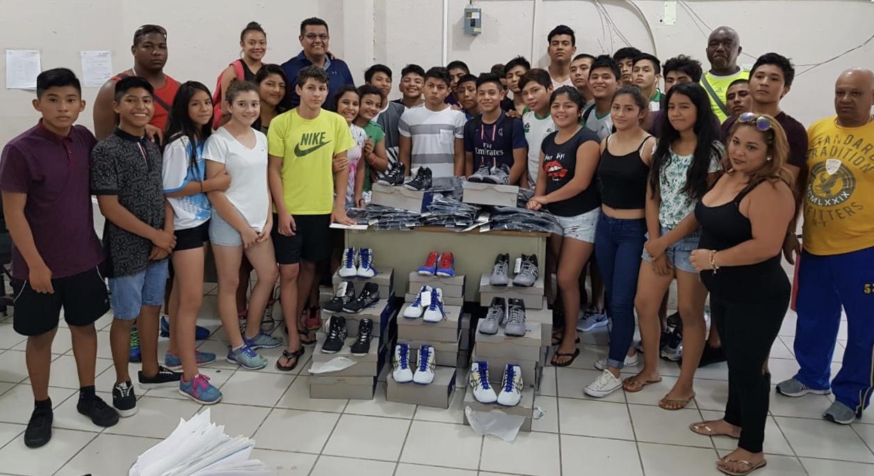 Box y Luchas Asociadas con equipo para competencia