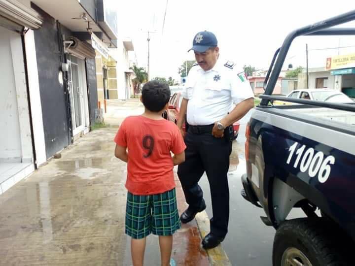 Rescatan policías de tránsito a menor