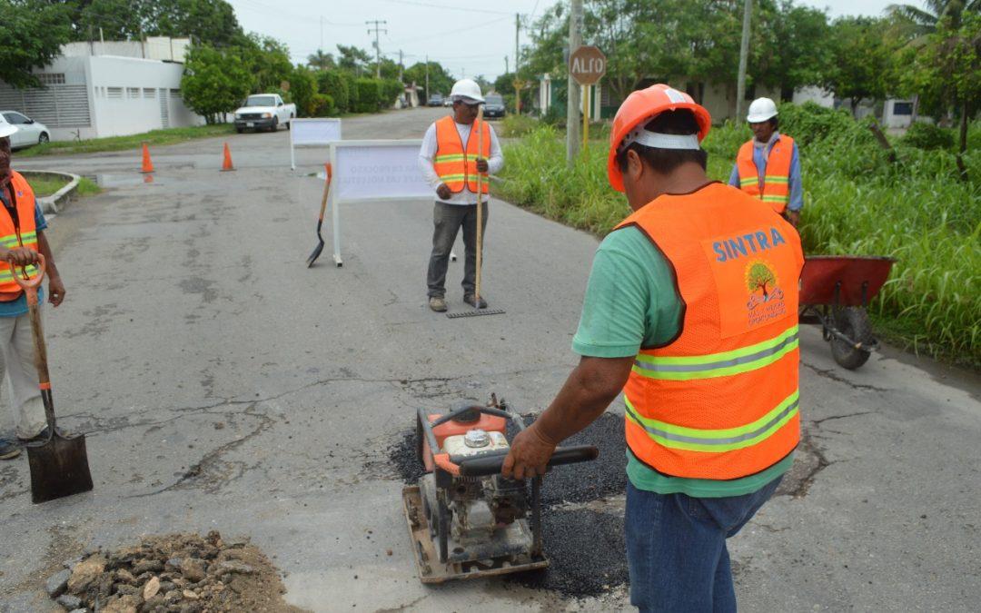 La SINTRA trabaja en el bacheo de 12 mil 893 metros cuadrados en diversas colonias en Chetumal