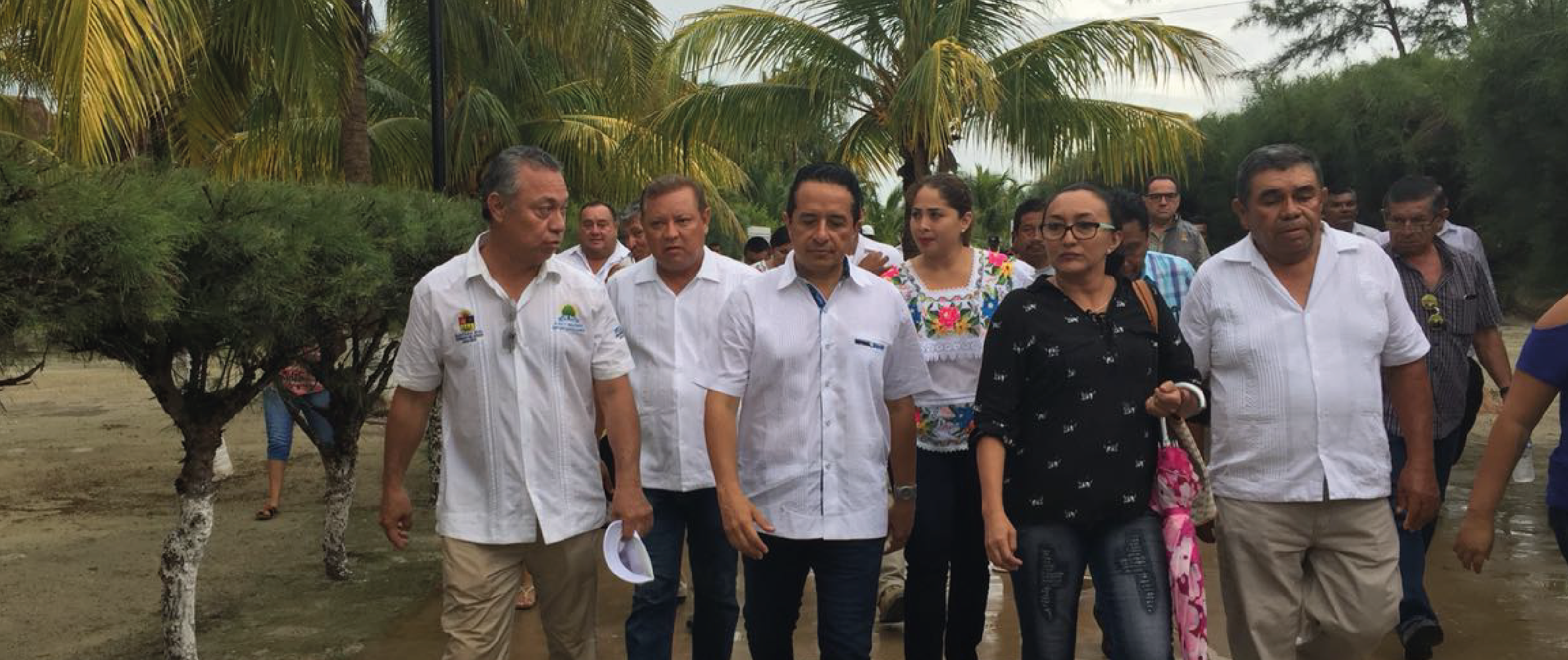 El gobernador del Estado, Carlos Joaquín visitó las labores que lleva acabo el IFEQROO en la Isla de Holbox.