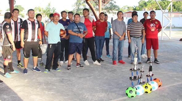 COJUDEQ entrega material deportivo para el torneo de Futsal de la Colonia Santa María.