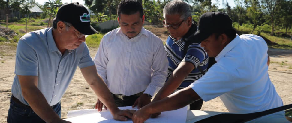 Recorrido de trabajo en los dos asentamientos de la agrupación Antorchista Campesina en la ciudad de Chetumal, para continuar los trabajos de mejoramientos en los colegios provisionales que se atienden.