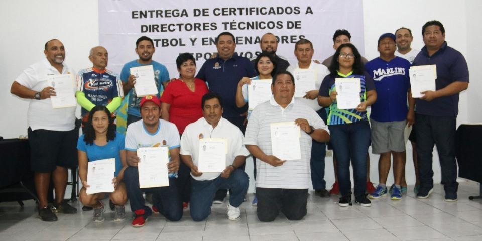 Entregan diplomas a directores técnicos y entrenadores deportivos