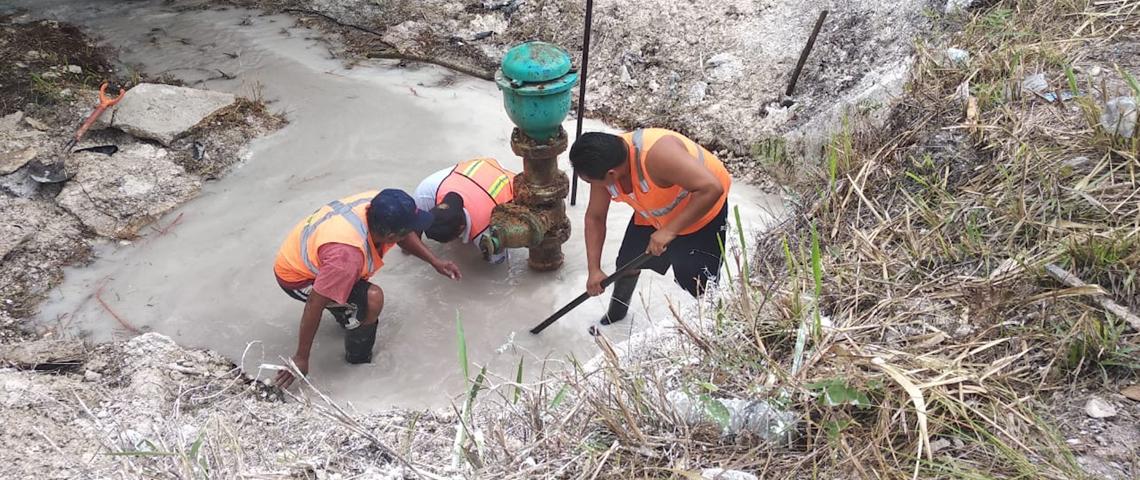 repara fuga en la línea de conducción de agua potable de 36 pulgadas