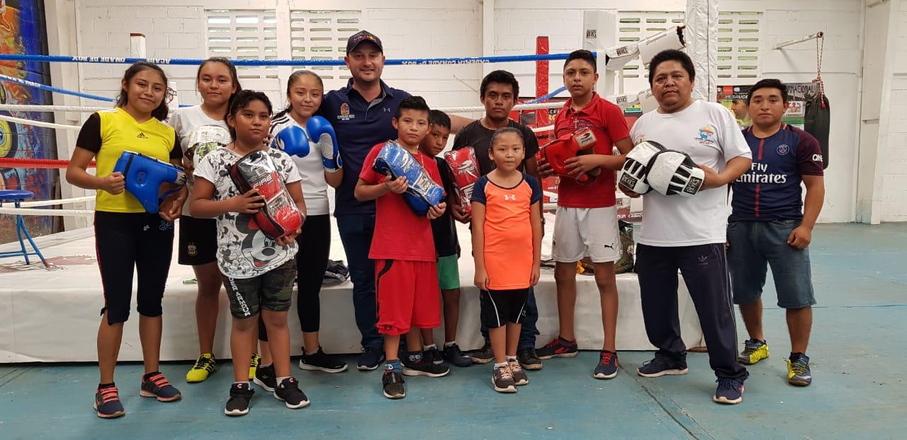 Entrega la COJUDEQ material deportivo para fomento de la disciplina de box