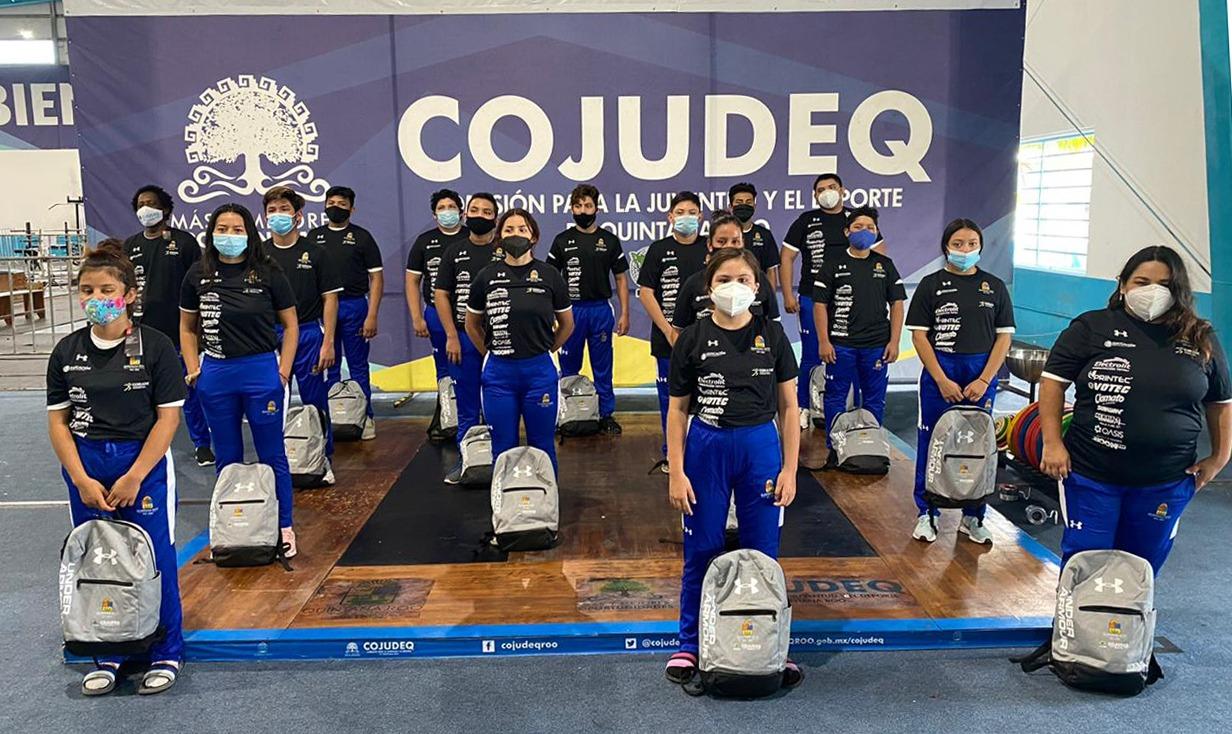 Atletas de Luchas Asociadas reciben uniformes