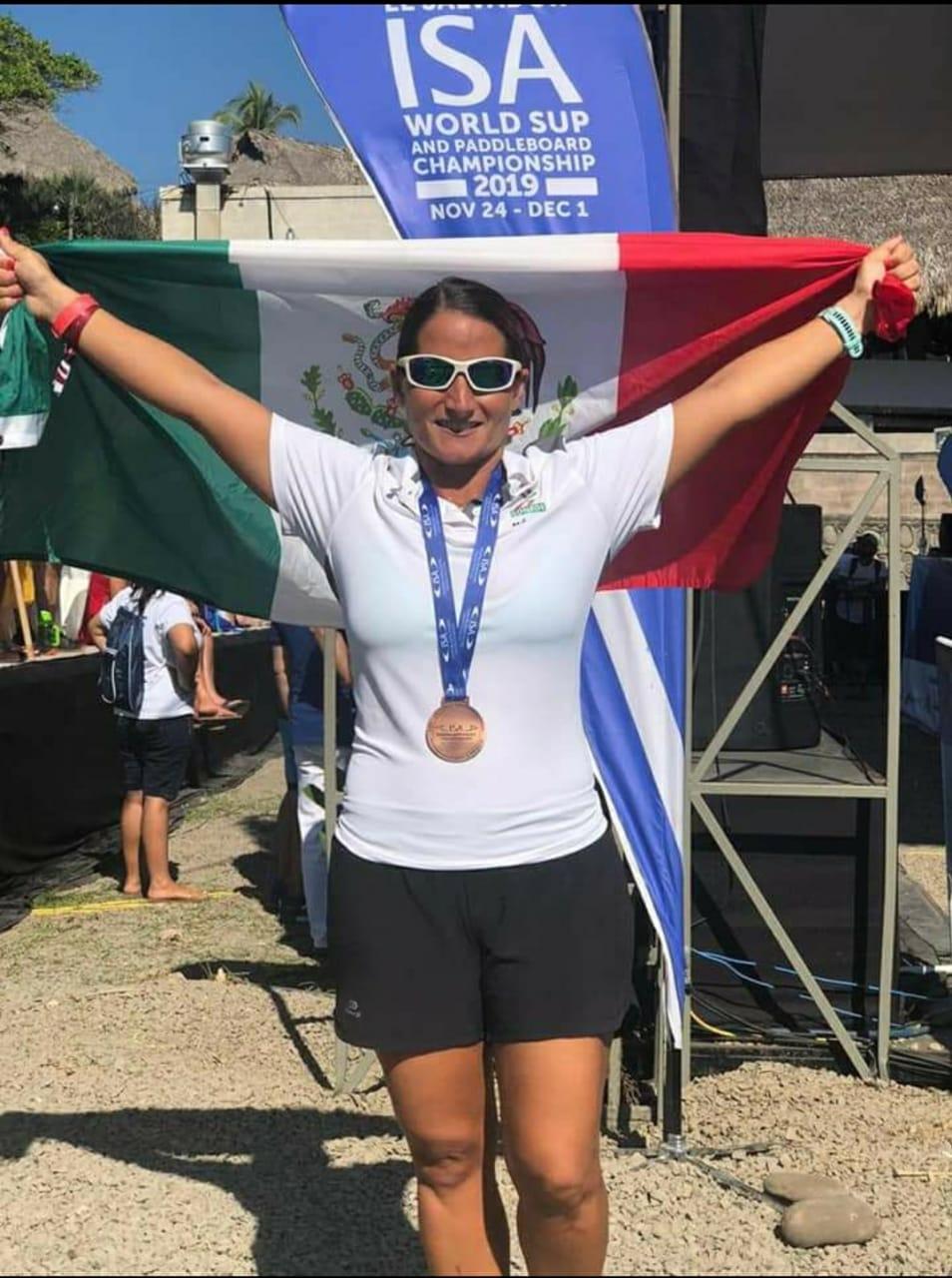 La surfista quintanarroense Mariana Carrasco, propuesta para el Premio Nacional del Deporte.