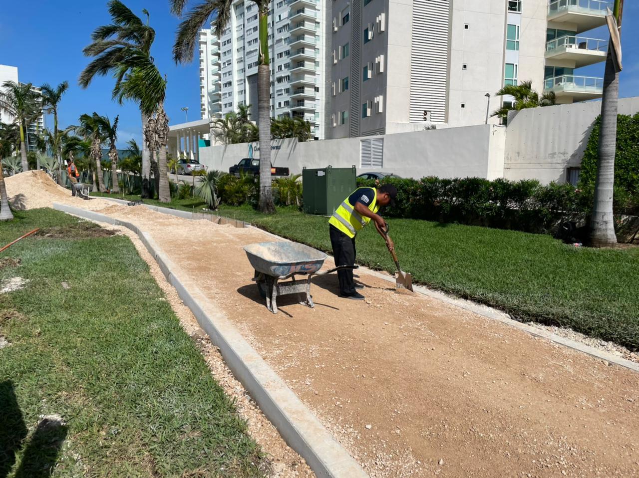 La SEOP avanza en la obra de implementación de ciclovía en la colonia Donceles en Cancún