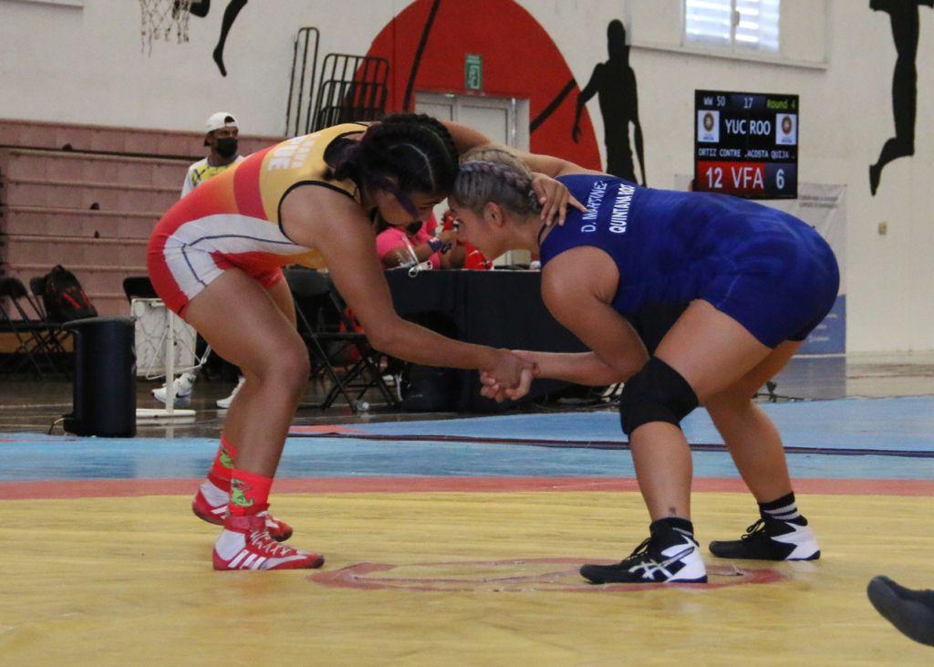 Contundente el equipo femenil de Quintana Roo en el Macro Regional de Luchas Asociadas